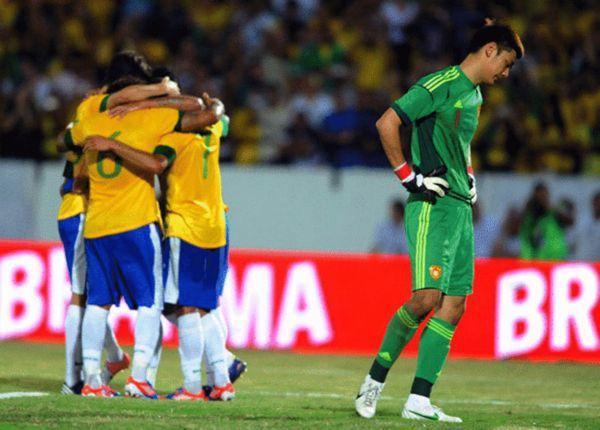 国足vs巴西惨败0:8